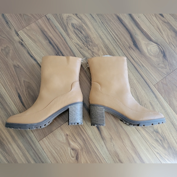zby Shoes - Nwot zby camel tan boots